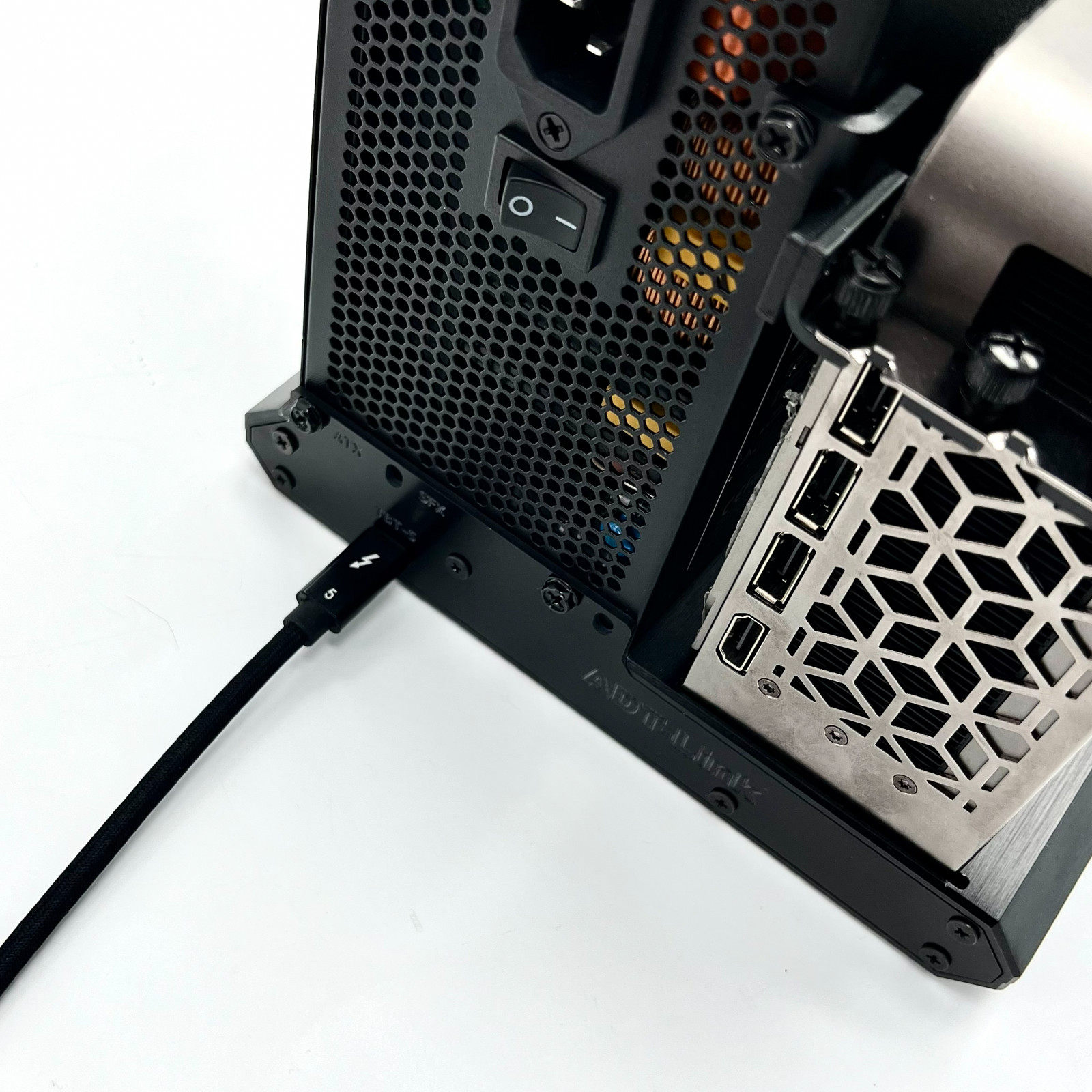 แท่นเชื่อมต่อการ์ดจอภายนอก ADT - Thunderbolt 4 External Gpu Enclosure บทวิจารณ์และราคา